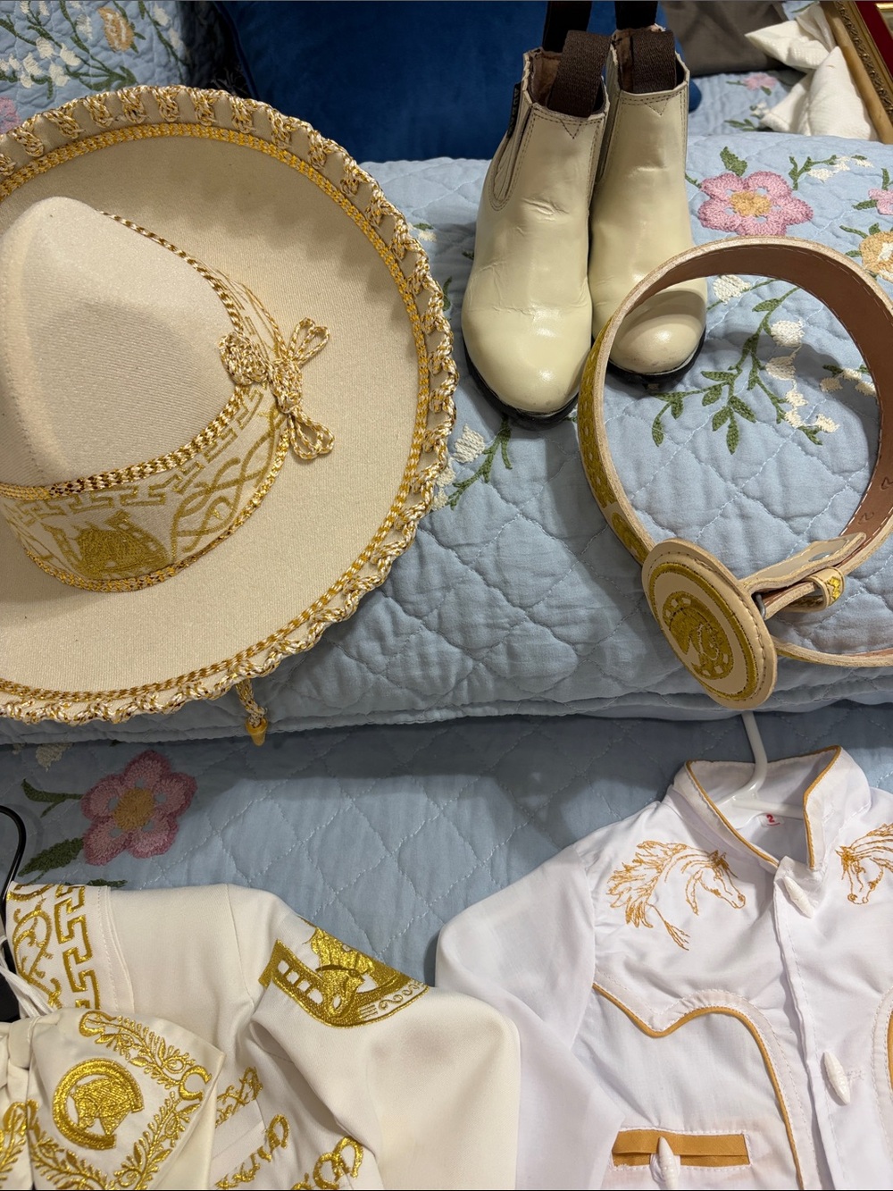 Charro Boy 8 Pc Size 2
Cream/Gold Hat BowTie Jacket Vest Shirt Pants Boots Belt - Picture 10 of 12